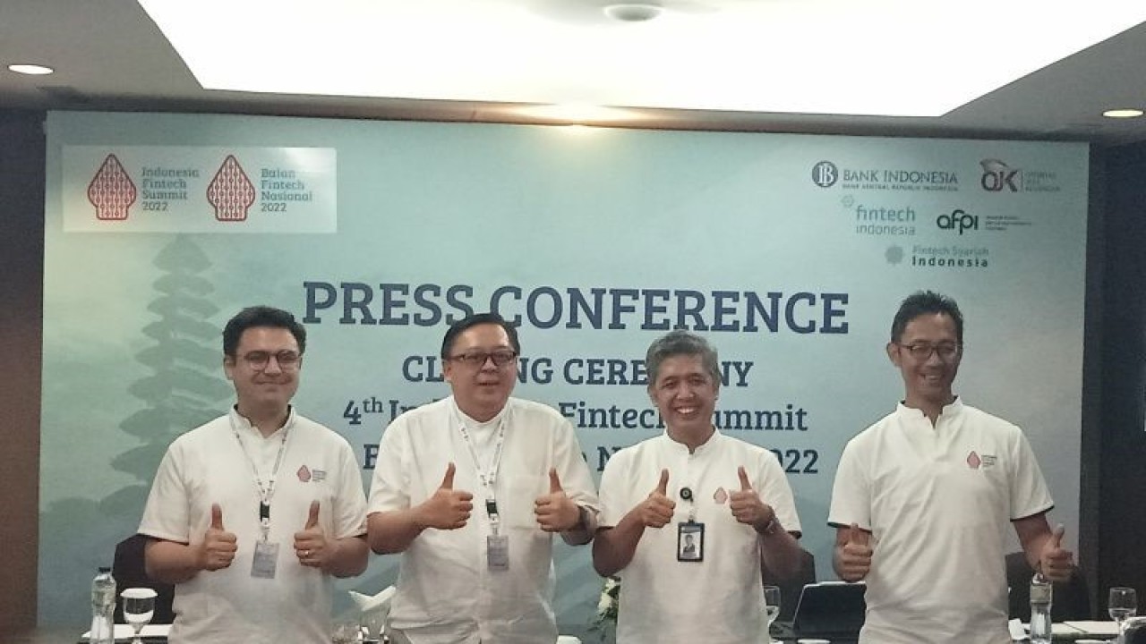 Konferensi pers usai penutupan gelaran 4th Indonesia Fintech Summit (IFS) dan Bulan Fintech Nasional 2022 di Yogyakarta, Senin (12/12/2022) sore (ANTARA/Hery Sidik)