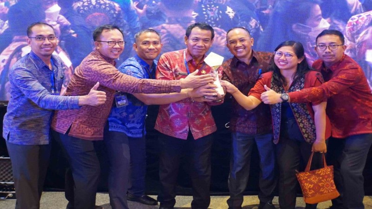 Pemerintah Kabupaten Buleleng, Bali, meraih penghargaan sebagai Tim Percepatan dan Perluasan Digitalisasi Daerah (TP2DD) kabupaten terbaik di wilayah Jawa-Bali, yang diserahkan langsung oleh Menkominfo Johnny G. Plate di Jakarta (6/12). ((Antaranews Bali/HO-Humas Buleleng/Bgs/2022))
