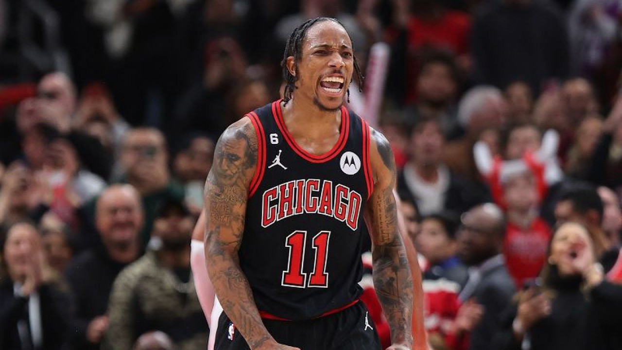 Bintang Chicago Bulls DeMar DeRozan berselebrasi seusai mencetak angka melawan Milwaukee Bucks dalam periode overtime gim lanjutan NBA di United Center, Illinois, Amerika Serikat, Rabu (28/12/2022) waktu setempat. (ANTARA/AFP/GETTY IMAGES/Michael Reaves)