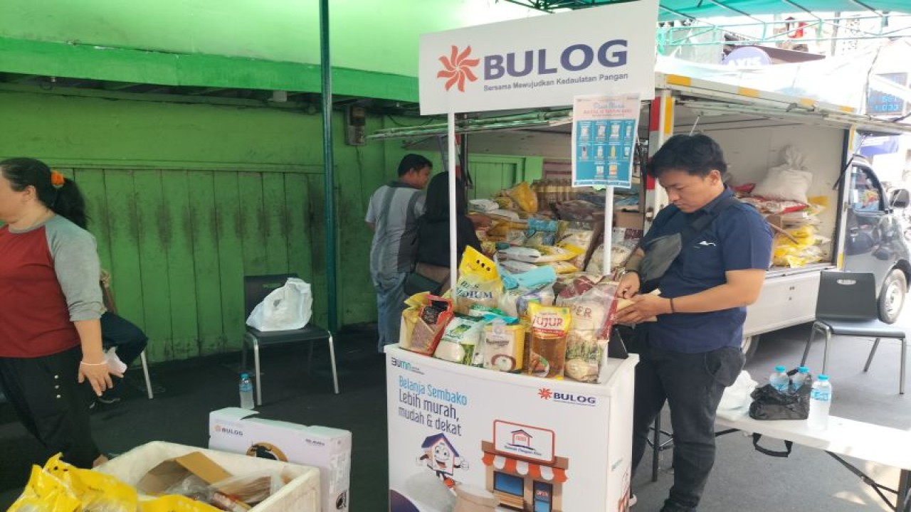 Pasar murah yang digelar Bulog dan Pemerintah Kota Jakarta Barat di Kelurahan Tangki, Taman Sari, Jakarta Barat, Rabu (21/12/2022). ANTARA/Walda