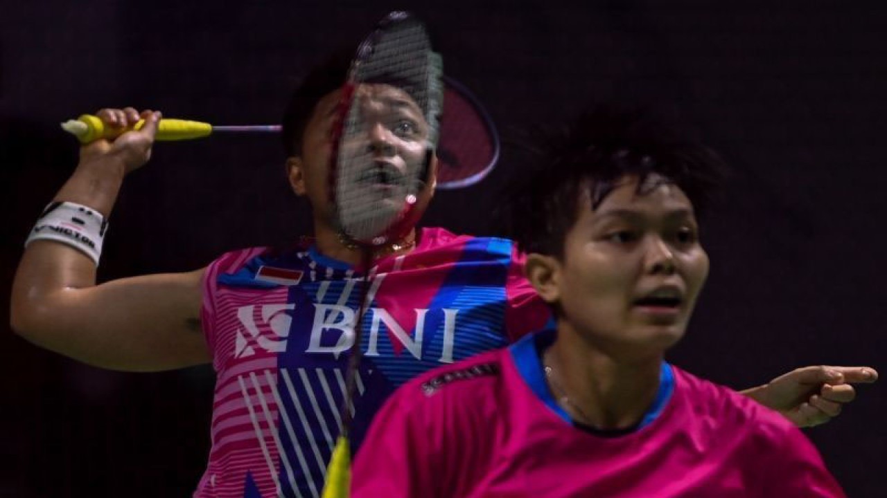 Arsip - Pebulu tangkis ganda putri Indonesia Apriyani Rahayu (kiri) dan Siti Fadia Silva Ramadhanti mengembalikan kok ke arah ganda putri Korea Selatan Lee So Hee/Shin Seung Chan dalam perempat final Indonesia Open 2022 di Istora Senayan, Jakarta, Jumat (17/6/2022). (ANTARA FOTO/Sigid Kurniawan/pras)
