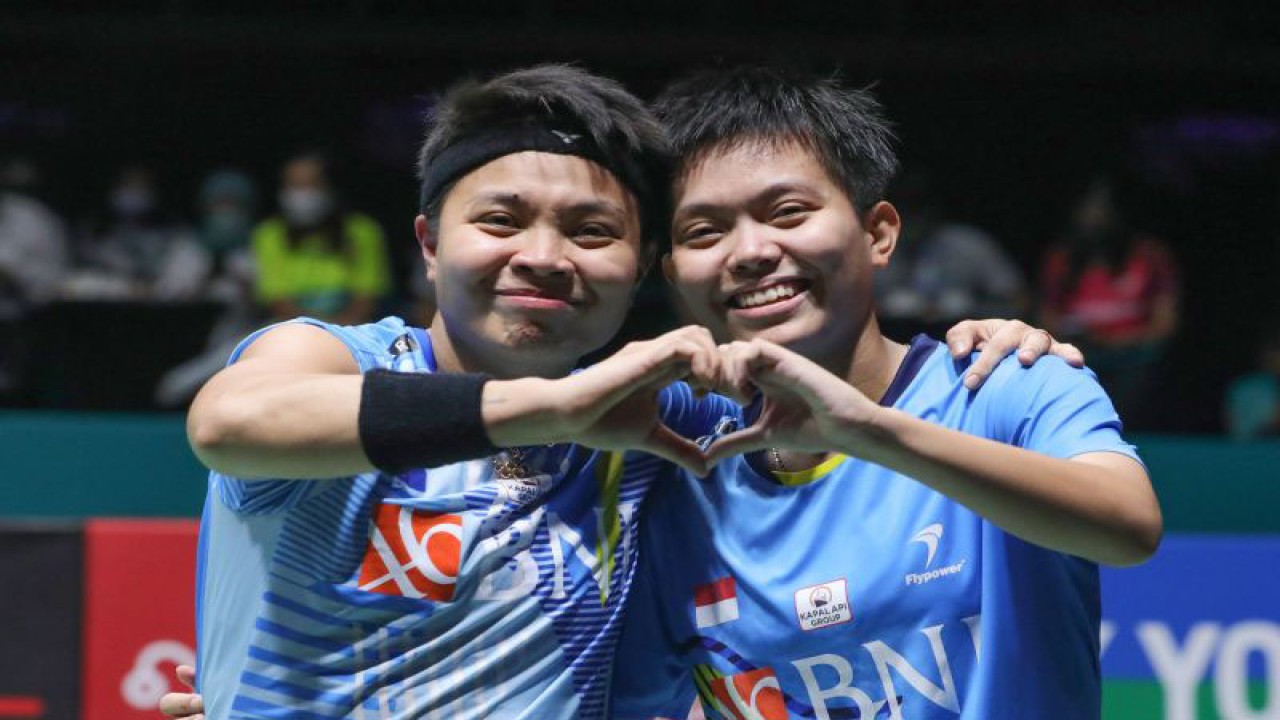 Ganda putri Indonesia Apriyani Rahayu (kiri) dan Siti Fadia Silva Ramadhanti (kanan) melakukan selebrasi dengan membuat lambang "love" usai mengalahkan ganda putri China Zhang Shu Xian/Zheng Yu pada babak final Malaysia Open di Axiata Arena, Kuala Lumpur, Malaysia, Minggu (3/7/2022). ANTARA FOTO/HO/Humas PBSI/foc.