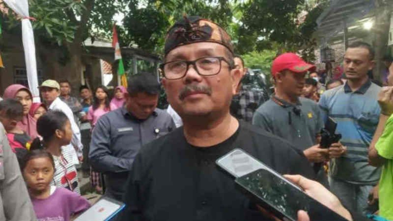 Bupati Cirebon Imron saat memberi keterangan kepada media di Cirebon, Jawa Barat, Rabu (24/8/2022). (ANTARA/Khaerul Izan)