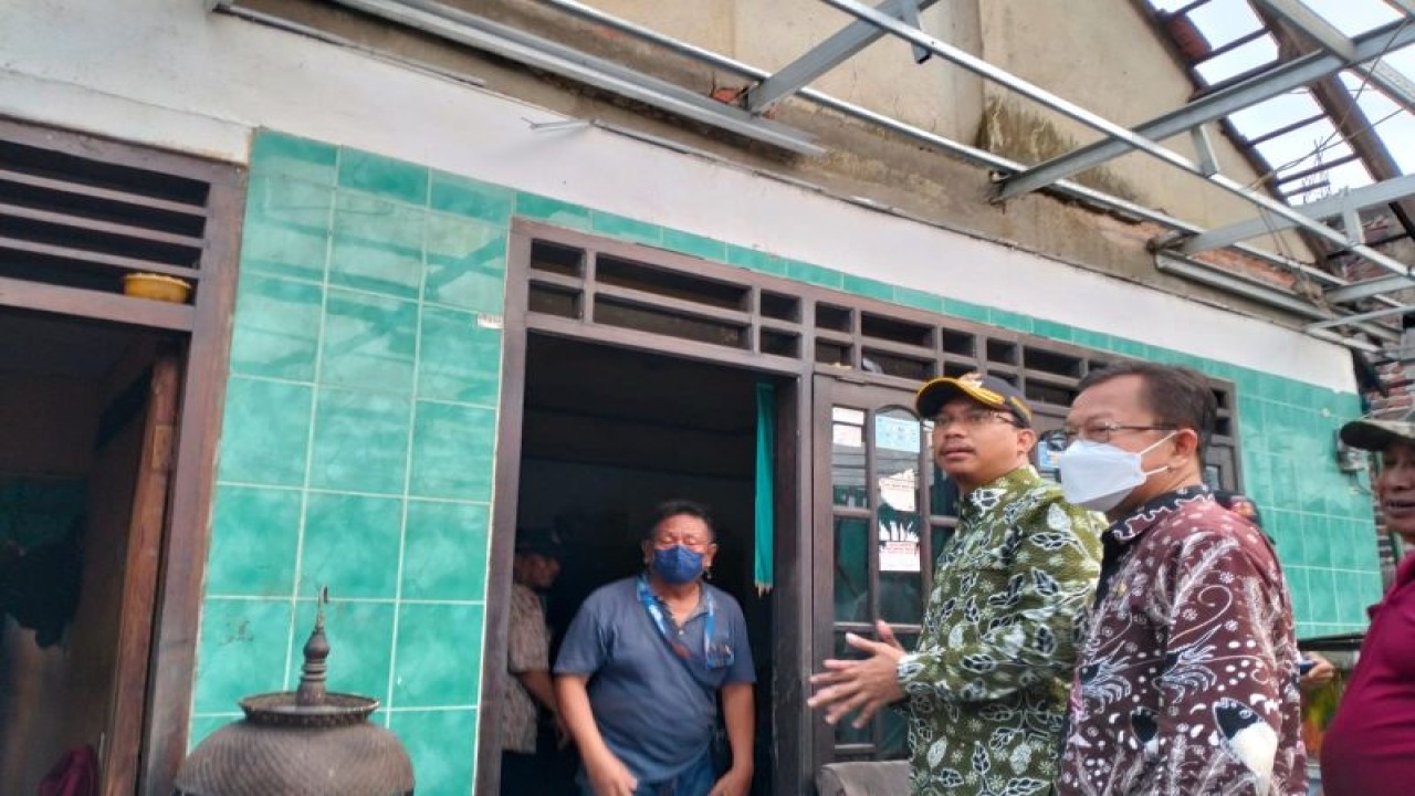 Bupati Sidoarjo Ahmad Muhdlor (bertopi) saat meninjau rumah warga di Desa Bungurasih yang rusak akibat angin kencang. (ANTARA/Indra)
