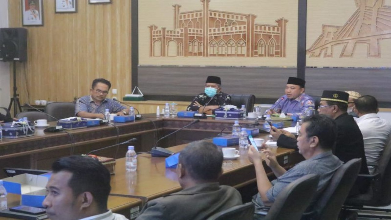 Bupati dan Wakil Bupati Siak, Allegri dan Husni Merza memimpin rapat persiapan seminar nasional pengusulan Tengku Buang Asmara bergelar Sultan Mahmud Abdul Jalil Muzzafarsyah sebagai pahlawan nasional. (ANTARA/HO-Pemkab Siak)