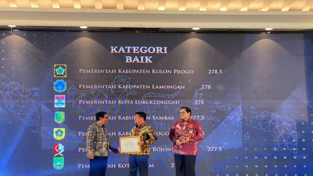 Bupati Sambas menerima penghargaan Anugerah Meritokrasi 2022 dari Komisi Aparatur Sipil Negara (KASN) di Jakarta, Kamis (2/8/12/2022). ANTARA/Imbran