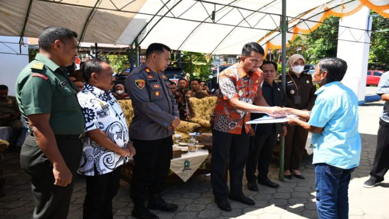 Bupati Sinjai Andi Seto Asapa secara simbolis menyerahkan bantuan langsung tunai kepada nelayan yang terdampak kenaikan harga bahan bakar minyak. (ANTARA/HO-Pemkab Sinjai)