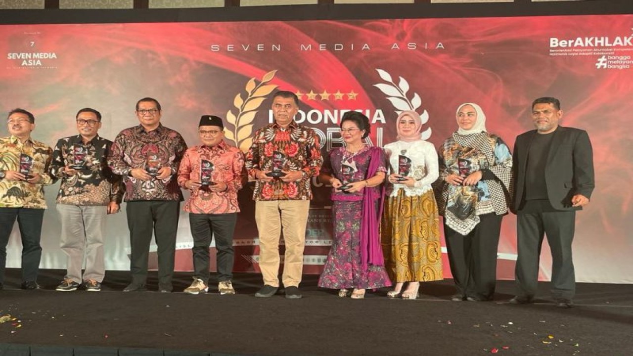 Bupati Natuna, Wan Siswandi (tengah) saat menerima penghargaan dengan kategori The Best Regent and Performance 2022 di Bali, Jumat (9/12). (ANTARA/HO-Kominfo Natuna/Cherman)