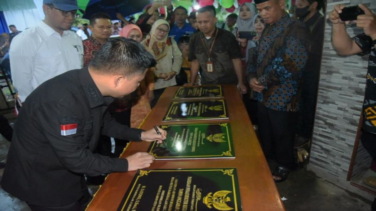 Bupati Sambas saat meresmikan Pamsimas di Pemangkat (ANTARA/Imbran)