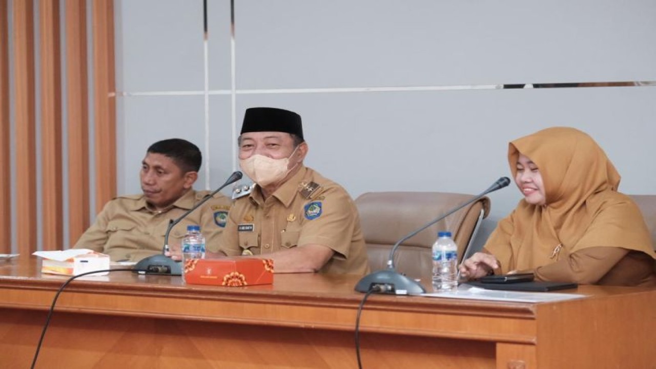 Wakil Bupati Gowa atau Ketua PMI Gowa Abdul Rauf Malaganni saat memimpin rapat koordinasi pengurus dan staf Markas PMI di Kantor Bupati Gowa, Selasa (27/12/2022). ANTARA/HO-Humas Pemkab Gowa