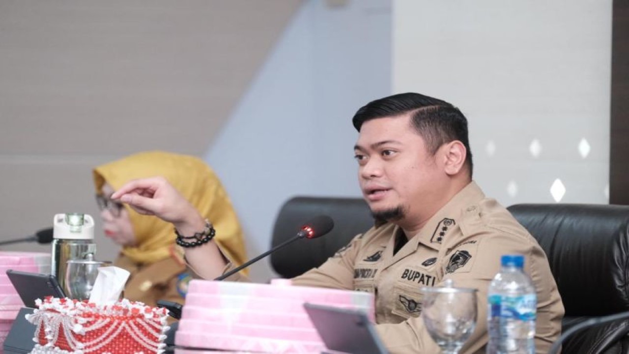 Bupati Gowa Adnan Purichta Ikhsan saat memimpin rapat bersama camat, lurah dan kepala desa dalam rangka menghadapi cuaca ekstrem di Gowa, Sulsel. ANTARA/HO-Humas Pemkab Gowa