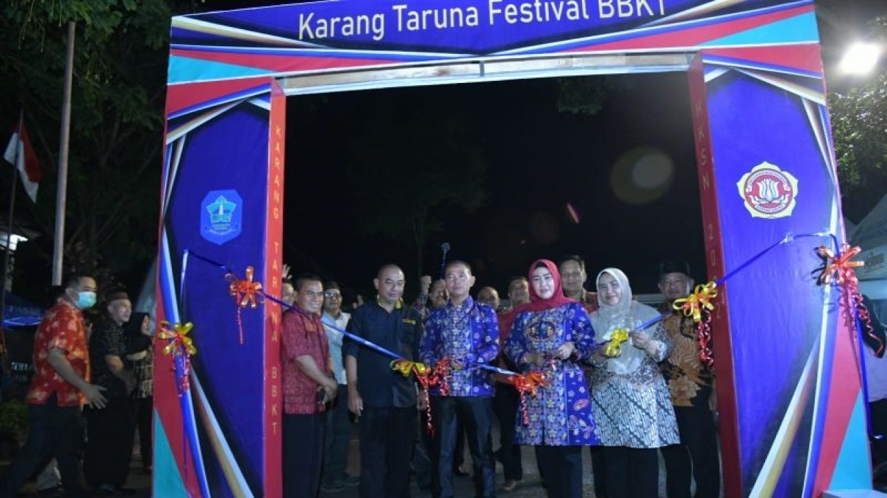 Bupati Bangka Mulkan membuka bazar UMKM (ANTARA/Kasmono)