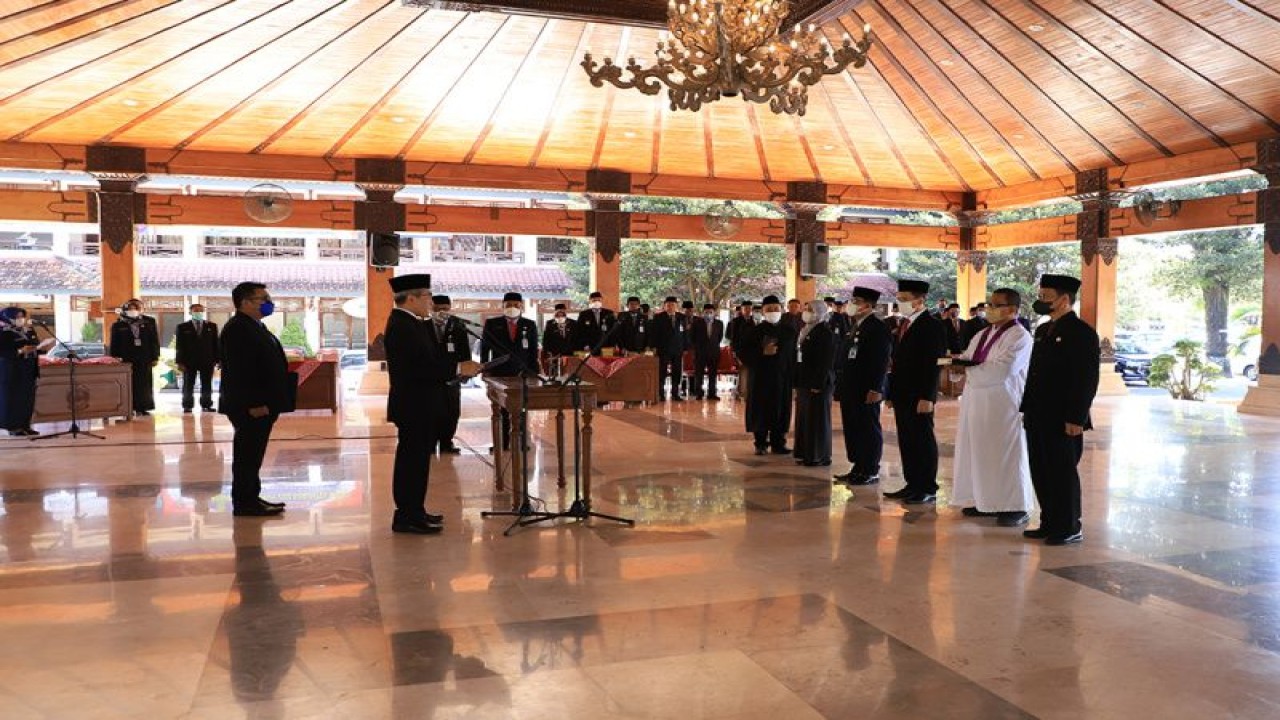 Bupati Bantul Abdul Halim Muslih saat melantik dan mengambil sumpah jabatan tiga pimpinan tinggi pratama di lingkungan Pemkab Bantul, DIY, Selasa (20/12/2022) (ANTARA/HO-Humas Pemkab Bantul)