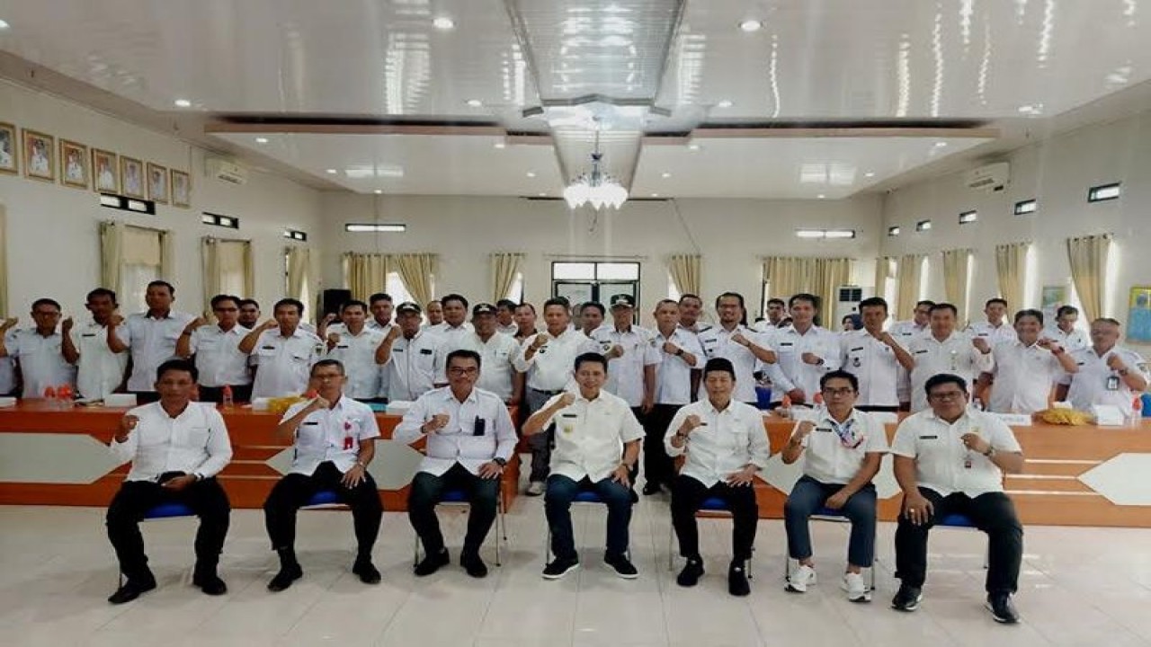 Bupati Barito Utara Nadalsyah (tengah), Wakil Bupati Sugianto Panala Putra (ketiga kiri), Sekda Muhlis (ketiga kanan) dan kepala perangkat daerah serta ketua dan jajaran Apdesi setempat foto bersama usai pembukaan rapat kerja DPC Apdesi Barito Utara, di Muara Teweh, Rabu (7/12/2022).ANTARA/HO-Prokopim Barito Utara