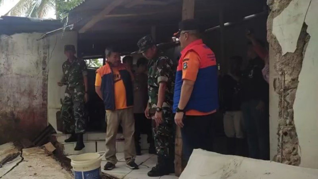 Bupati Garut Rudy Gunawan bersama jajarannya meninjau kondisi rumah yang terdampak gempa di Talegong, Kabupaten Garut, Jawa Barat, Minggu (4/12/2022). (ANTARA/Feri Purnama)