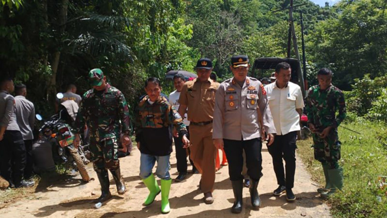 Bupati Gorontalo Nelson Pomalingo (kedua kiri) bersama pejabat pemerintah daerah yang lain meninjau dampak tanah longsor di Kecamatan Bilato, Kabupaten Gorontalo, Provinsi Gorontalo. (ANTARA/HO-Diskominfo Kabupaten Gorontalo)