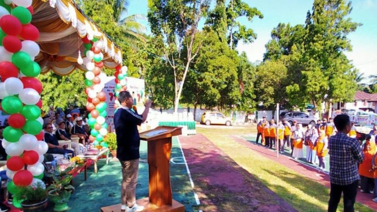 Bupati Gorontalo Utara, Thariq Modanggu, mencanangkan Hari Amal Bakti Kementerian Agama ke-77 tahun 2023, di halaman kantor Kemenag setempat, pada Jumat (23/12/2022). (FOTO ANTARA/HO-humas)