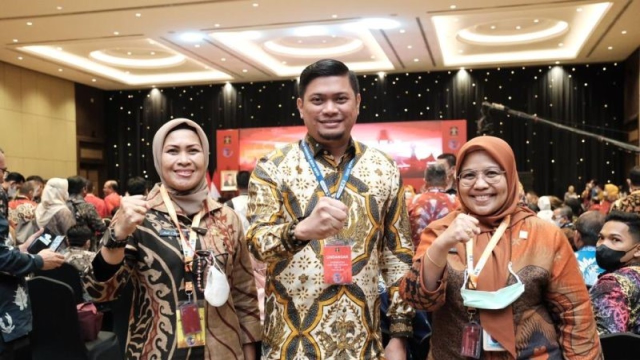 Bupati Gowa Adnan Purichta Ichsan saat menerima penghargaan dari Menkumham Yasonna Laoly sebagai Kabupaten peduli HAM. ANTARA/HO/Pemkab Gowa