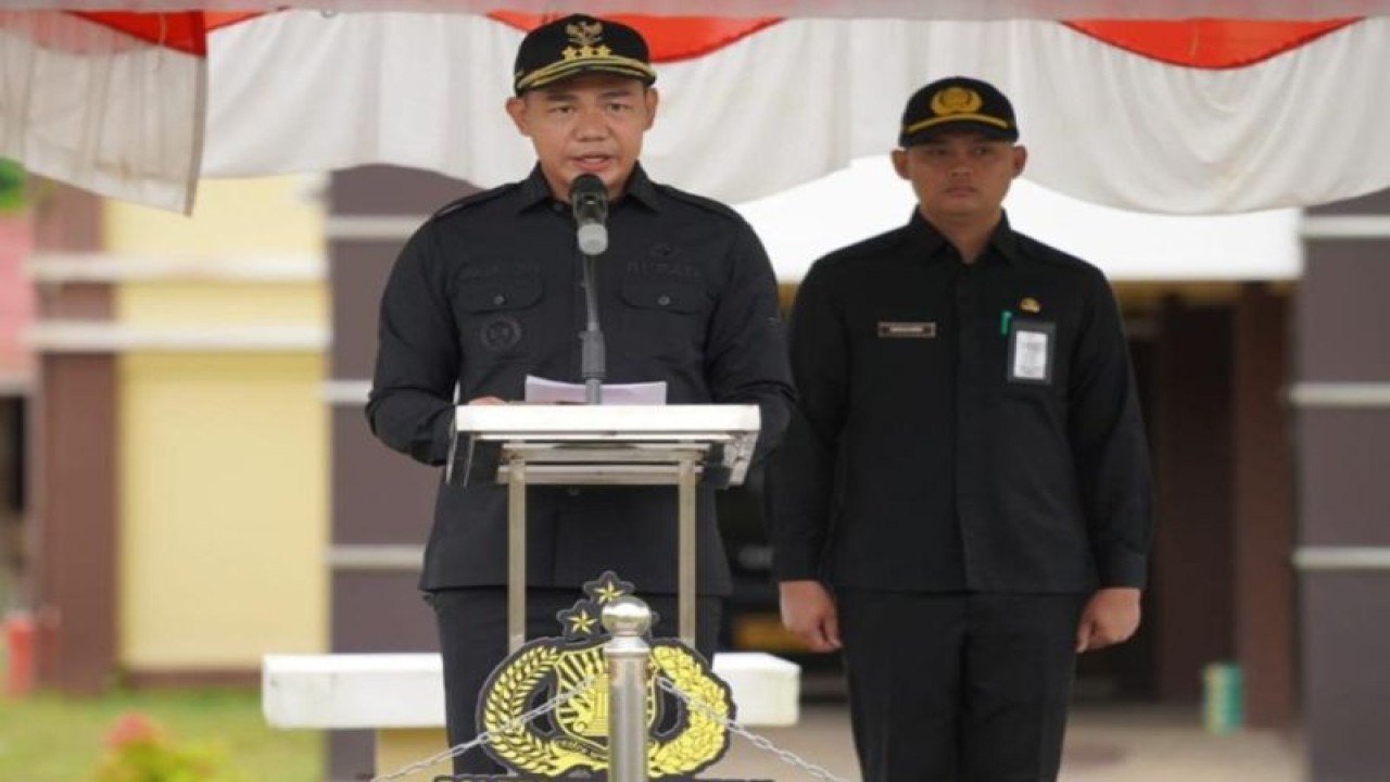 Bupati Kapuas Hulu Fransiskus Diaan saat memimpin Apel gelar pasukan Operasi Lilin Kapuas 2022, dalam rangka pengamanan Natal dan Tahun Baru, di Putussibau Kapuas Hulu Kalimantan Barat, Kamis (22/12/2022). ANTARA/HO-Prokompim Setda Kapuas Hulu. (Teofilusianto Timotius)