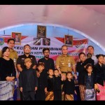 Bupati Kudus Hartopo berfoto bersama dengan warga Samin di Kecamatan Undaan, Kabupaten Kudus, Jawa Tengah, Senin (25/12/2022). (ANTARA/HO-Humas Pemkab Kudus)-1672112840