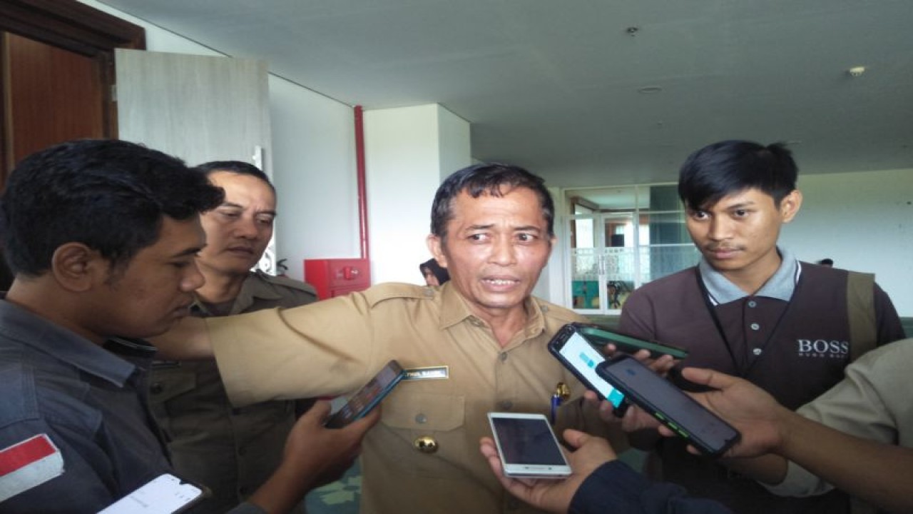 Bupati Lombok Tengah, Nusa Tenggara Barat, H Lalu Pathul Bahri saat diwawancara wartawan di kantor bupati setempat, Senin (12/12/2022) (ANTARA/Akhyar)