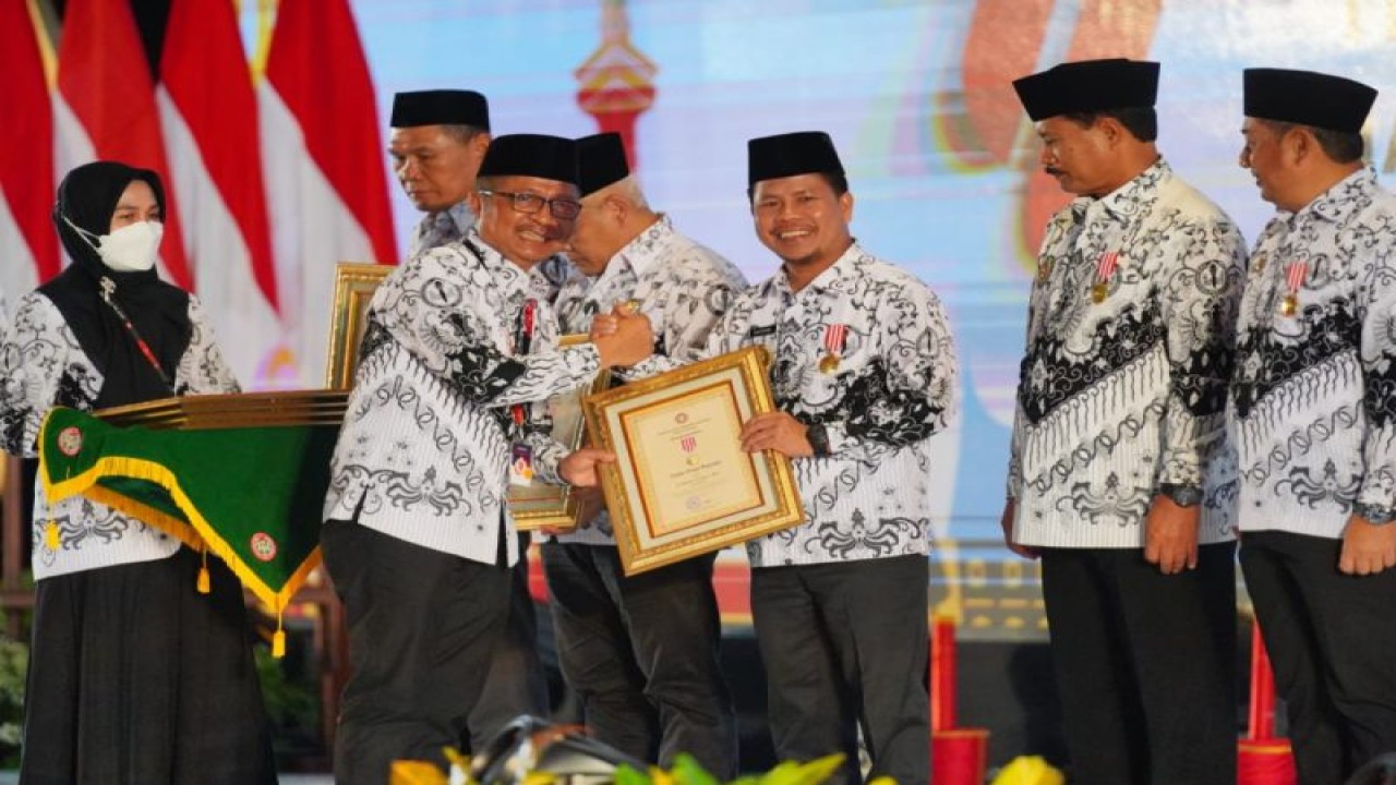 Bupati Sambas, Satono menerima penghargaan Anugerah Dwija Praja Nugraha dari PGRI (ANTARA/Imbran)