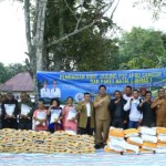 Bupati Samoair Vandiko Gultom saat memberikan bantuan biibit jagung kepada petani (ANTARA/HO)-1672210993