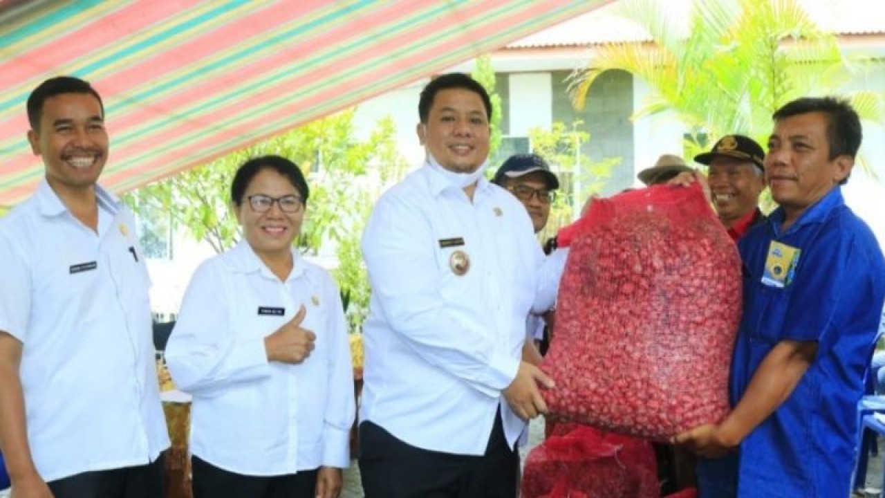Bupati Samosir Vandiko Gultom saat menyerahkan bantuan bibit bawang kepada perwakilan kelompok tani (ANTARA/Juraidi)