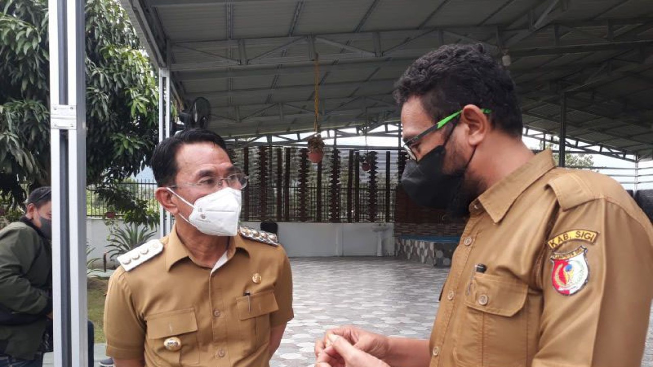 Bupati Sigi Mohamad Irwan (kanan) berbincang dengan Kepala Dinas PMD Kabupaten Sigi Andi Wulur (kiri). ANTARA/Muhammad Hajiji