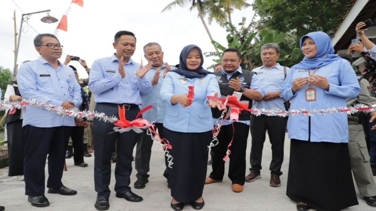 Bupati Sleman Kustini Sri Purnomo meresmikan secara langsung 17 hasil kegiatan padat karya di Balong Trimulyo, Selasa (27/12/22). ANTARA/HO-Bagian Prokopim Setda Sleman