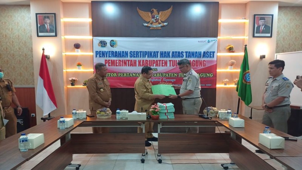 Bupati Tulungagung Maryoto Birowo (kedua kiri) menerima sertifikat aset daerah dari Kepala ATR BPN Tulungagung Ferry Saragih (kedua kanan) di Tulungagung, Selasa (27/12/2022) (ANTARA/HO - JP)