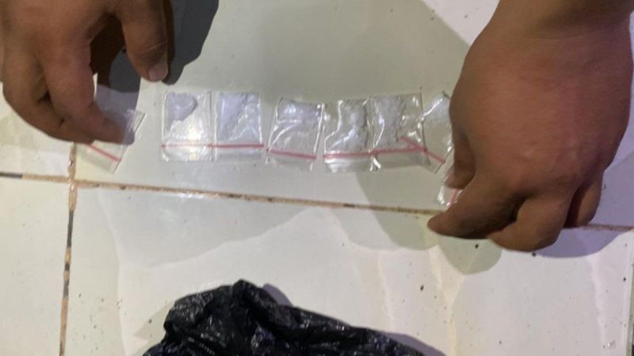Petugas kepolisian menunjukkan kemasan plastik klip berisi blok sabu-sabu hasil penangkapan buronan narkoba berbasis MRA di Karang Bagu, Mataram, NTB, Senin malam (5/12/2022). (ANTARA/Dhimas B.P.)
