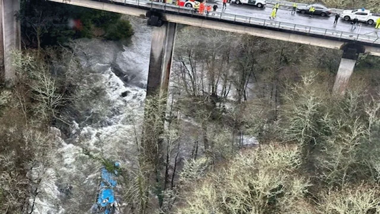 Bus jatuh dari jembatan dan terjun ke sungai di Spanyol/ist