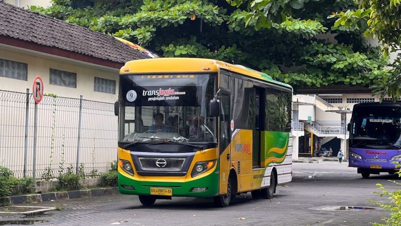 Bus reguler perkotaan, Trans Jogja di Terminal Giwangan Yogyakarta, Rabu (28/12/2022) (ANTARA/Eka AR)