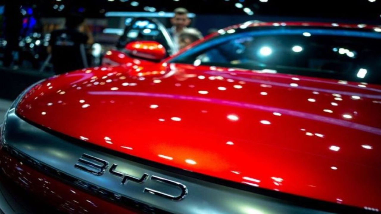 Kendaraan listrik BYD Atto 3 ditampilkan di the 39 Thailand International Motor Expo, di Bangkok, Thailand, 30 November 2022. (Athit Perawongmetha/File Foto/Reuters)