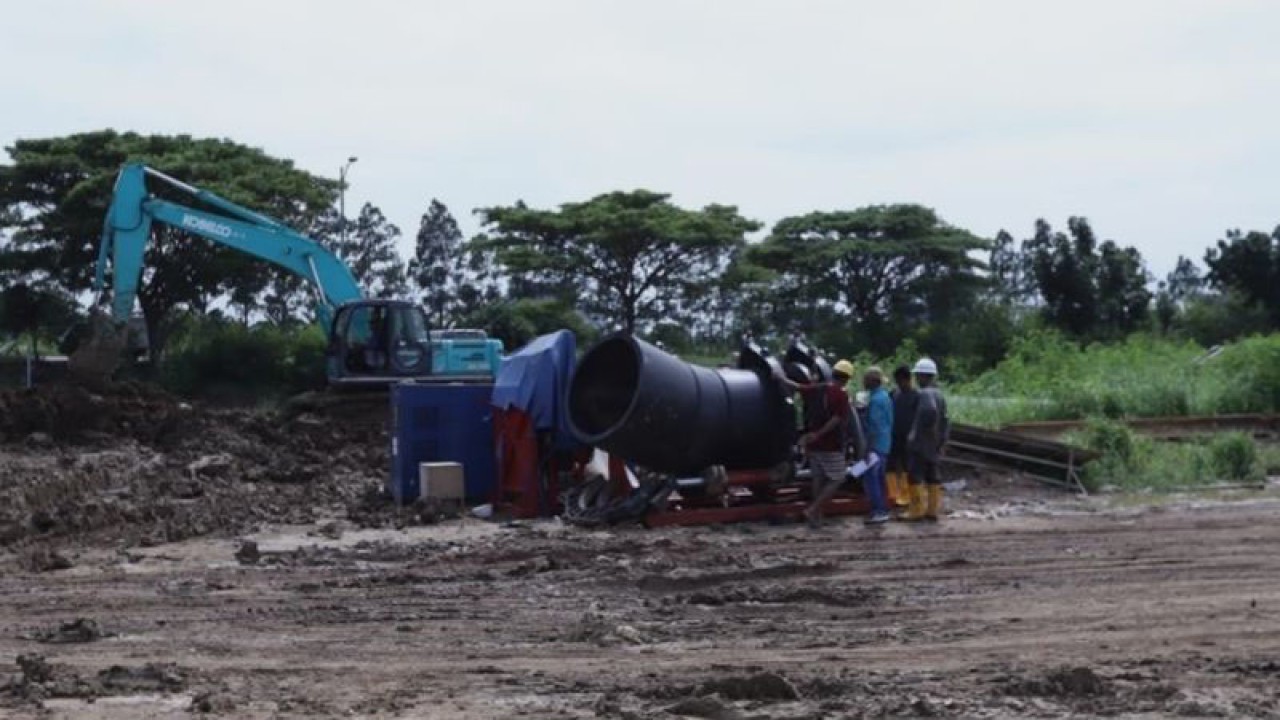 Pekerja beraktivitas di lokasi pembangunan rumah pompa di Cakung, Jakarta, Selasa (13/12/2022). ANTARA/HO-Kominfotik Jakarta Timur