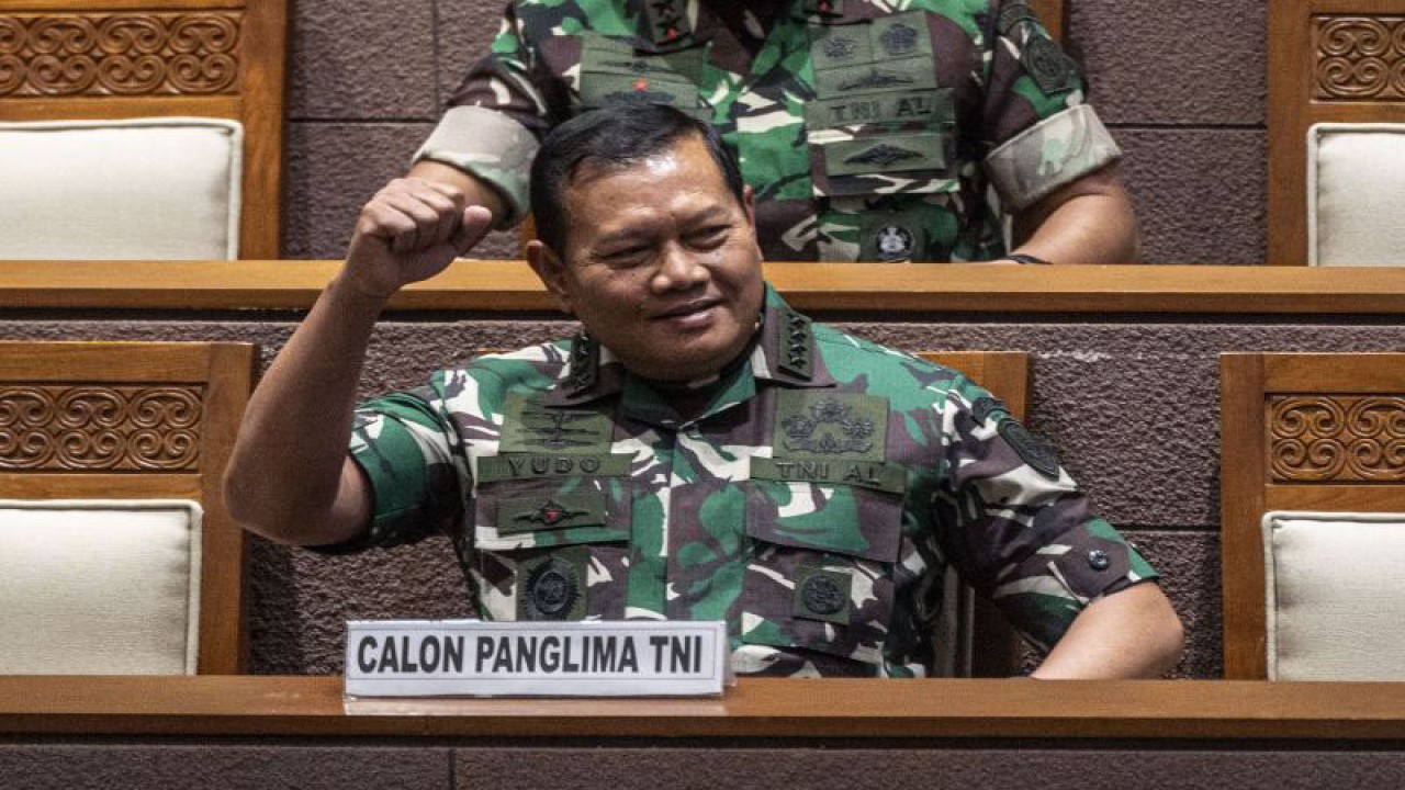Calon panglima TNI, Laksamana TNI Yudo Margono, mengikuti Rapat Paripurna Ke-12 Masa Persidangan II Tahun Sidang 2022-2023 di Kompleks Parlemen, Senayan, Jakarta, Selasa (13/12/2022). DPR menyepakati penetapan dia sebagai panglima TNI untuk menggantikan Jenderal TNI Andika Perkasa yang akan memasuki masa pensiun. ANTARA FOTO/Aprillio Akbar