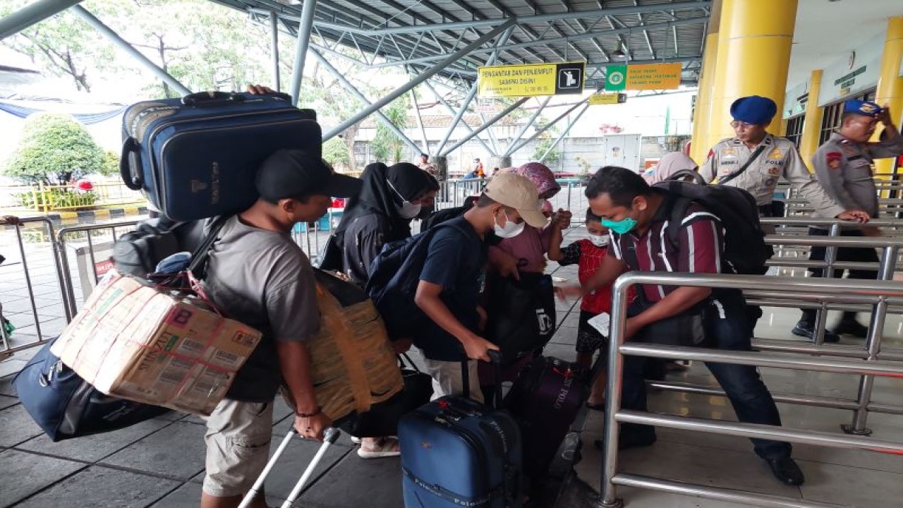 Calon penumpang KM Lawit di Pelabuhan Penumpang, Tanjung Priok, Jakarta, Utara. ANTARA/ (Sinta Ambarwati)