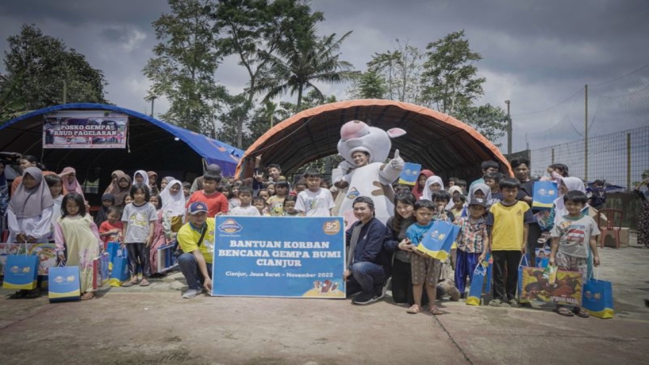PT Campina Ice Cream Industry Tbk memberikan bantuan langsung tunai kepada mitra-mitra dan juga karyawan Campina yang terdampak gempa di Cianjur, Jawa Barat. (ANTARA/HO-Campina)