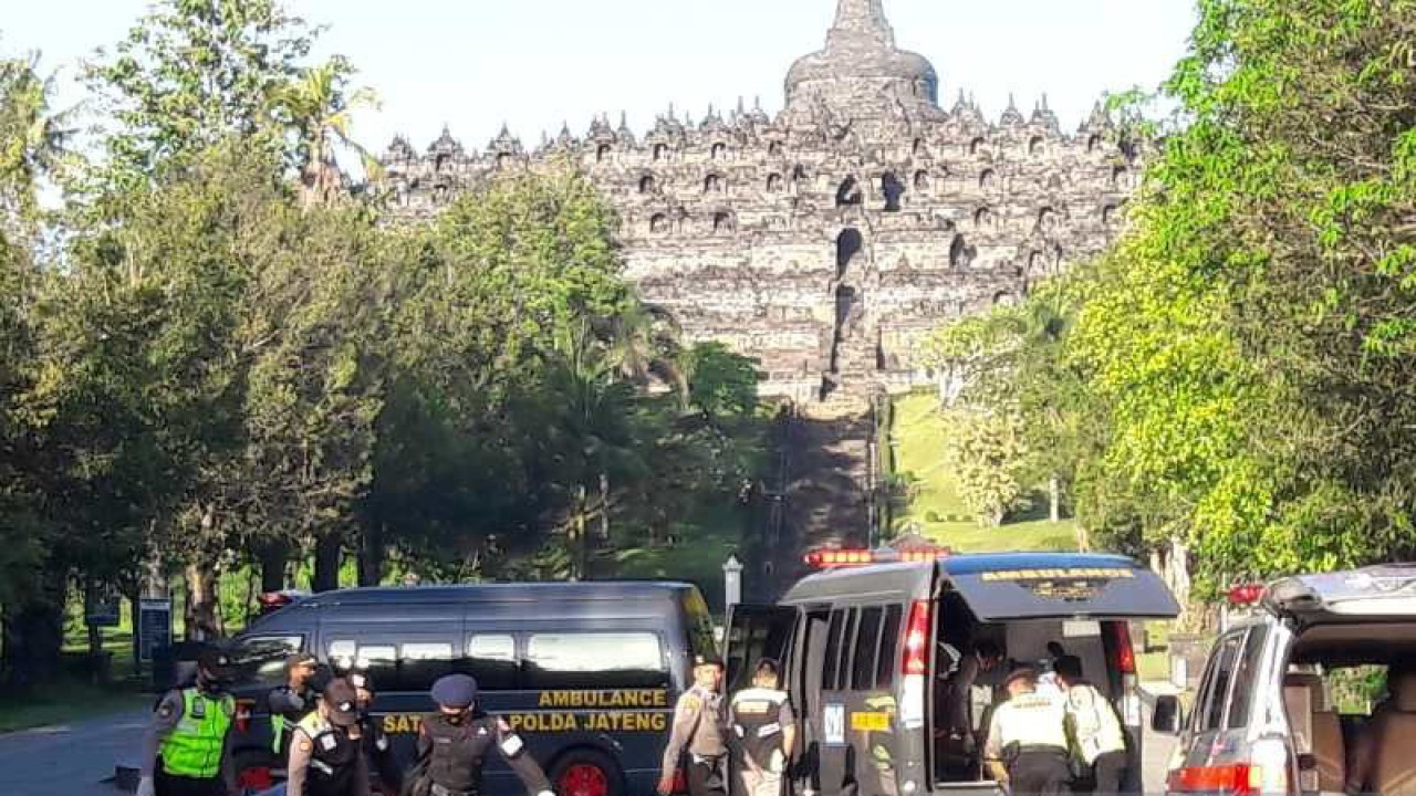 Satuan Brimob Polda Jateng gelar simulasi penanganan aksi teror di Candi Borobudur. (ANTARA/Heru Suyitno)