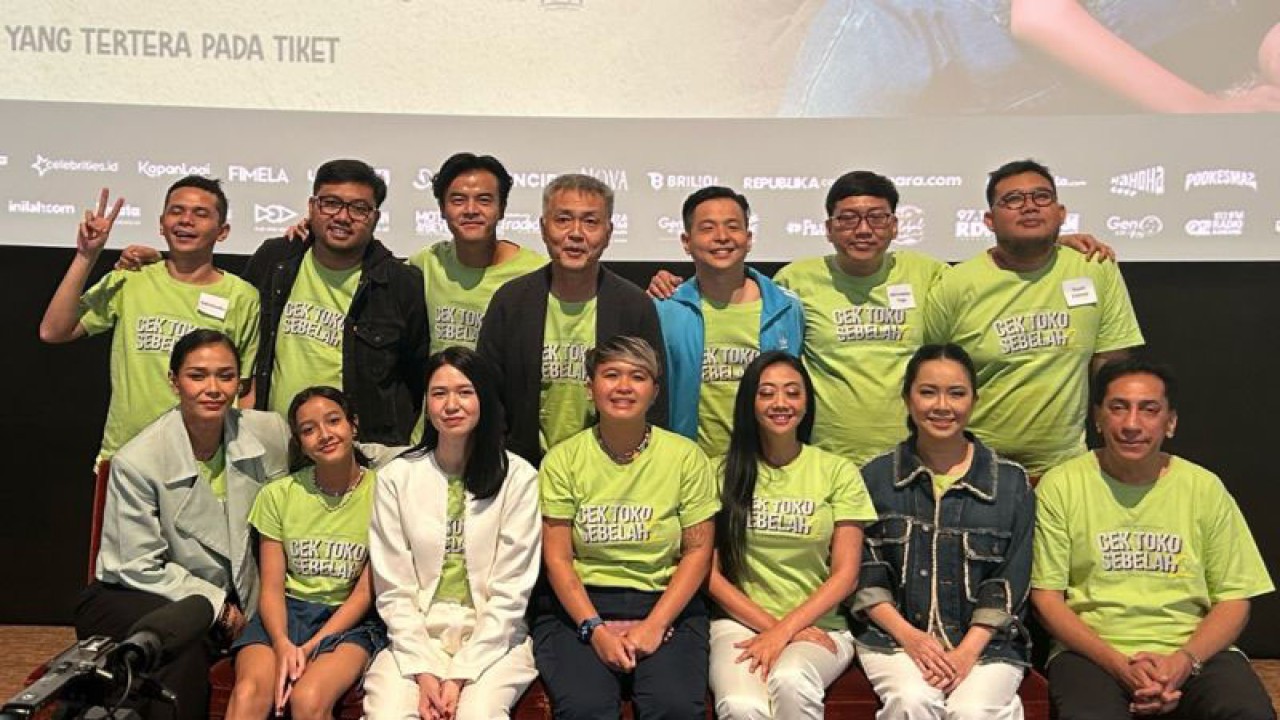 Jajaran pemain "Cek Toko Sebelah 2" saat menghadiri pemutaran perdana di Jakarta, Senin (19/12/2022) (ANTARA/Maria Cicilia Galuh)