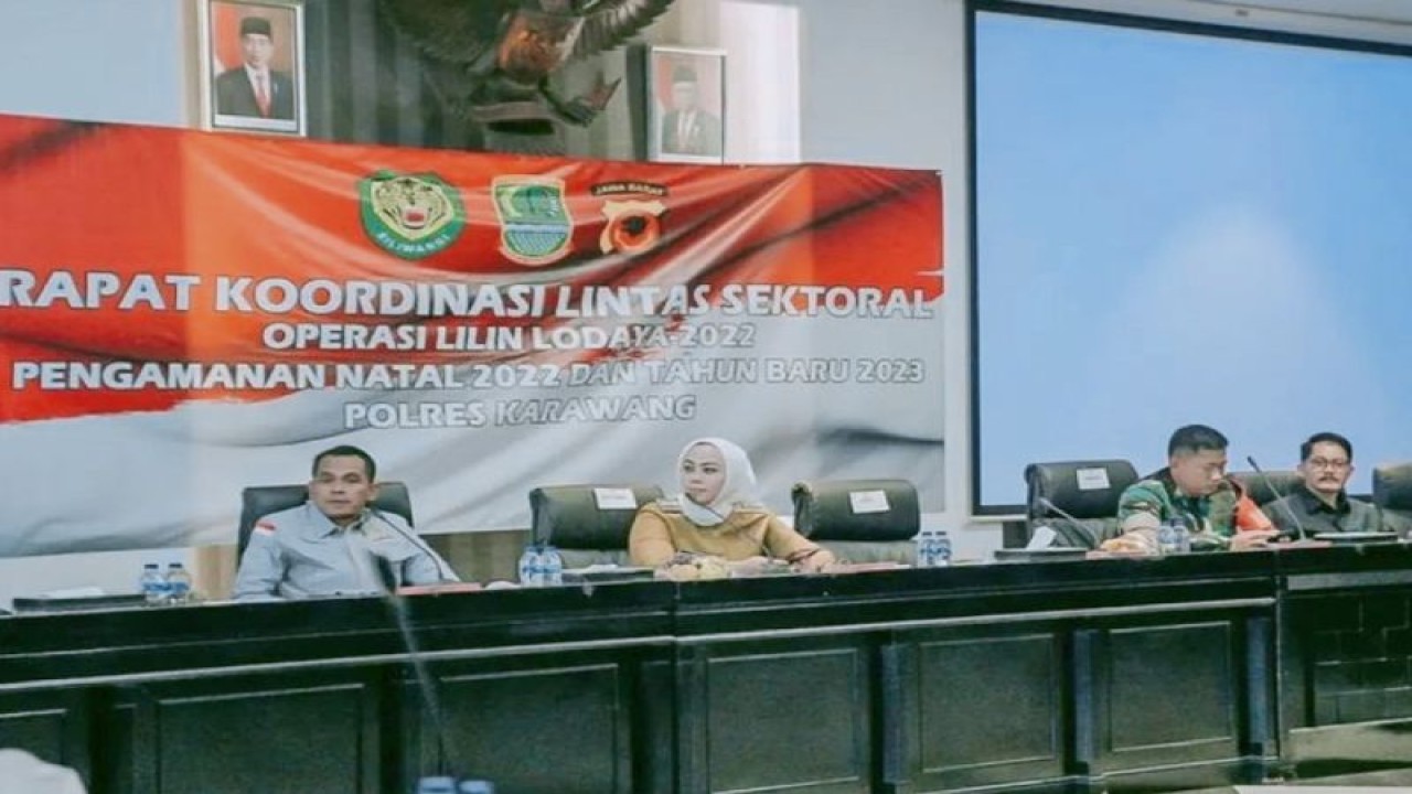 Bupati Karawang Cellica Nurrachadiana (tengah). (ANTARA/HO-Pemkab Karawang)