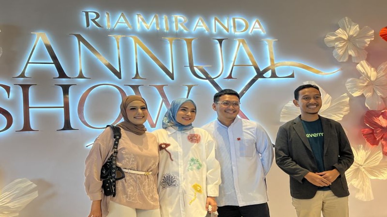 (Dari kanan ke kiri) CEO Evermos Ghufron Mustaqim; CEO Brand RiaMiranda Pandu Rosadi; Creative Director Brand RiaMiranda, Ria Miranda; dan Founder Bittersweet by Najla, Najla Bisyir. (ANTARA/HO-Evermos)