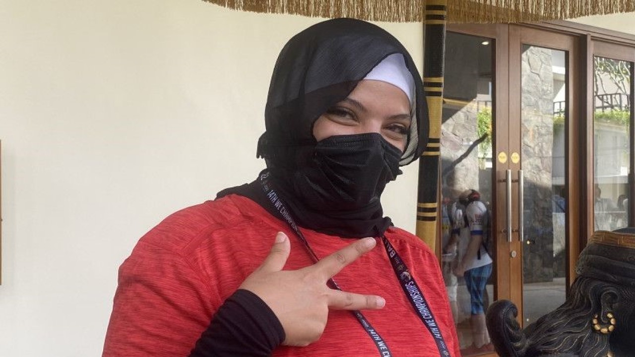 Salah seorang pemain tim nasional PUBG Mobile Mesir, Noura Mohammed, berpose di sela pertandingan kejuaraan esport dunia IESF Bali 14th World Esports Championship 2022 di Merusaka, Nusa Dua, Bali, Jumat (2/12/2022). (ANTARA/Arindra Meodia)