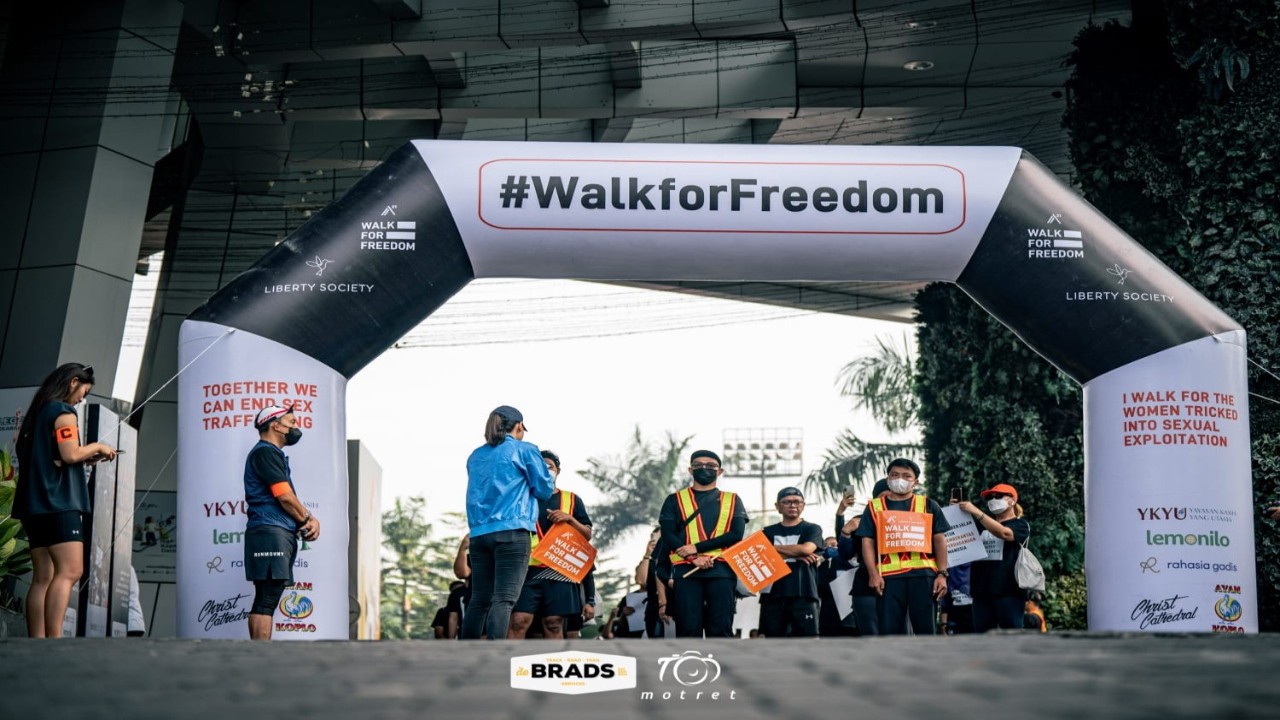 Para peserta kegiatan jalan sehat sekaligus beramal bertajuk Walk for Freedom sejauh 5 KM di Jalan Sudirman, Jakarta yang digelar Liberty Society kolaborasi dengan A21 dan didukung Cause ID, berkumpul di gerbang start/ist