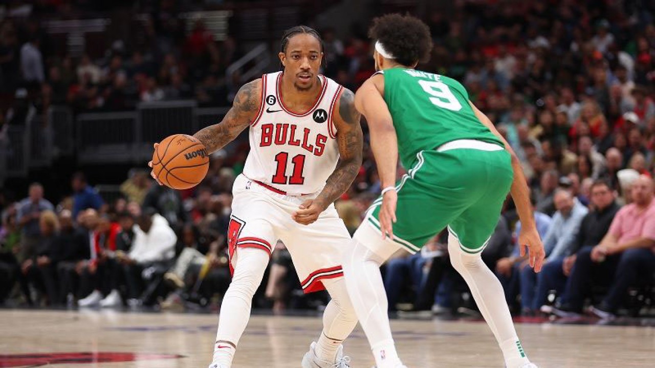 Bintang Chicago Bulls DeMar DeRozan (kiri) berusaha melewati hadangan pemain Boston Celtics Derrick White dalam lanjutan NBA di United Center, Illinois, Amerika Serikat, Senin (24/10/2022). (ANTARA/AFP/GETTY IMAGES/Michael Reaves)