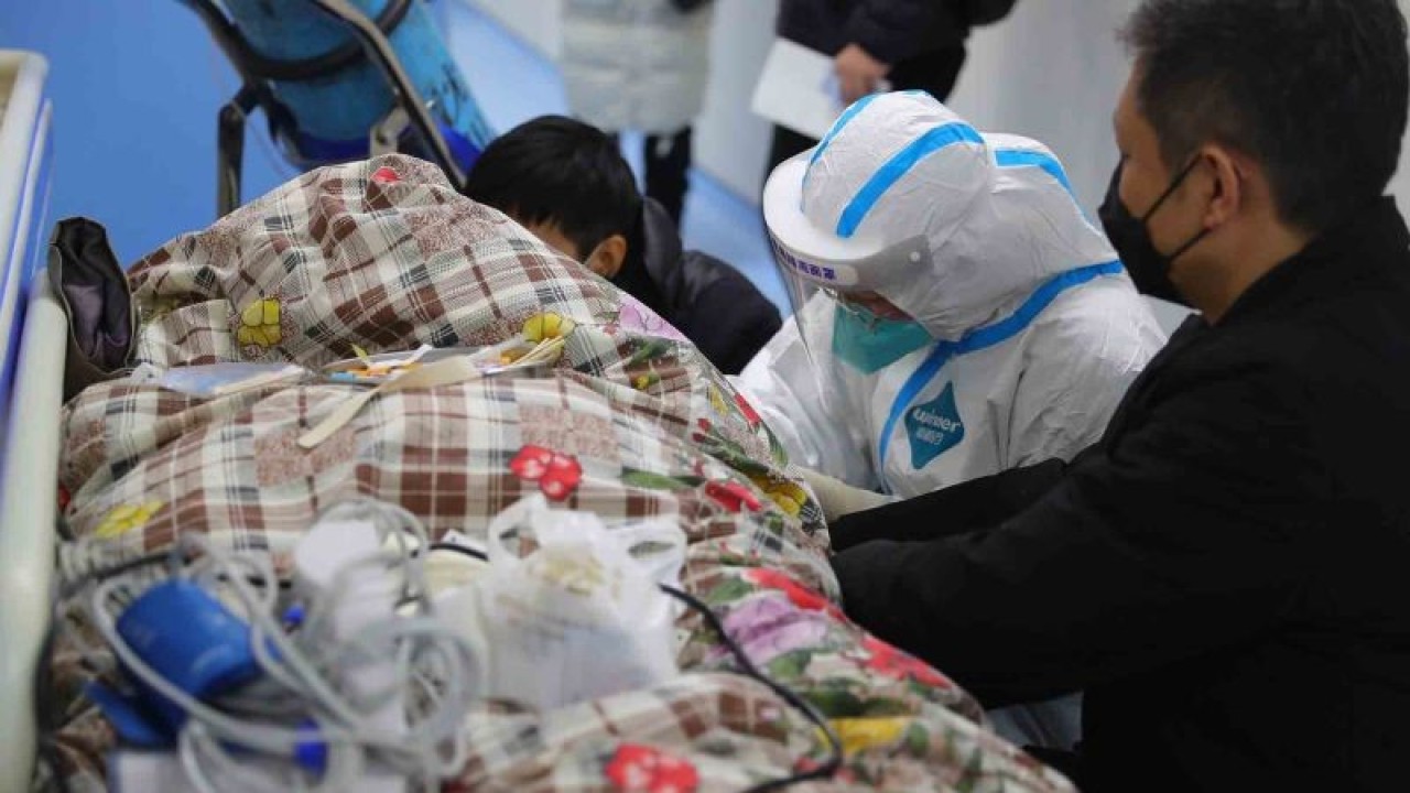 Arsip - Tenaga kesehatan merawat seorang pasien di Rumah Sakit Shengjing Universitas Kedokteran China di Shenyang, Provinsi Liaoning, China timur laut, 15 Desember 2022. (ANTARA FOTO/Xinhua/Yang Qing/wsj)