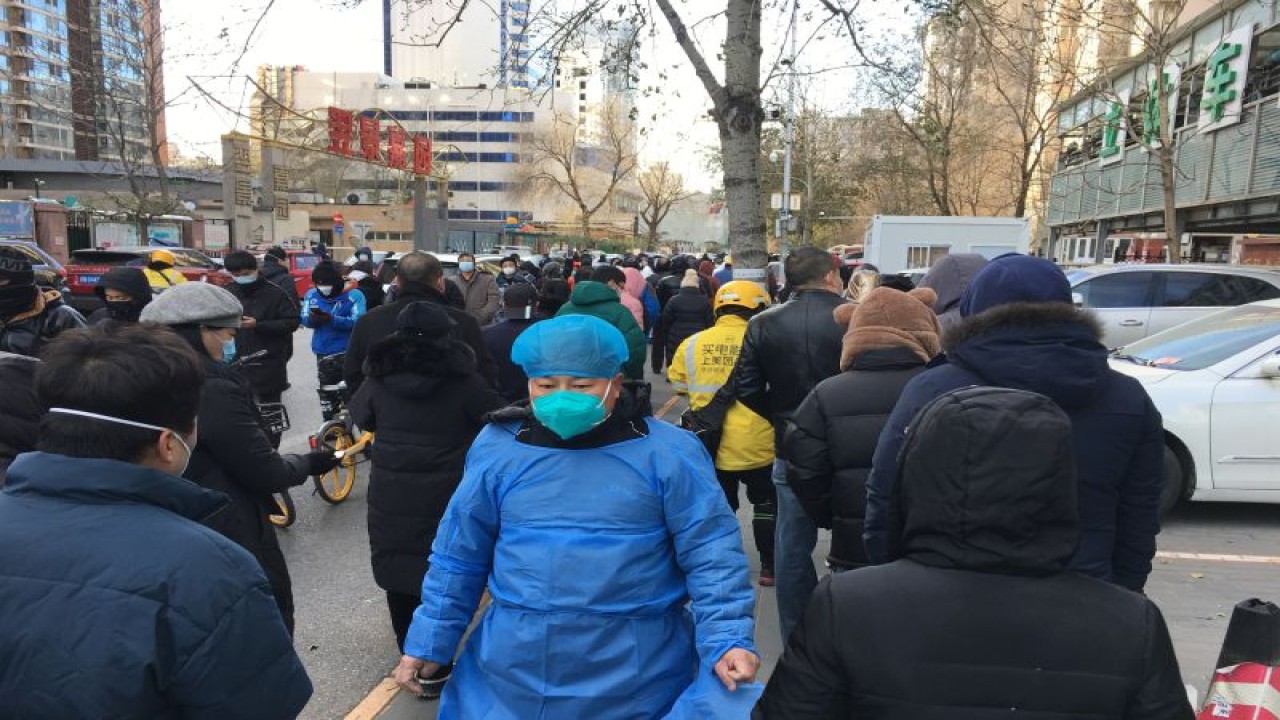 Massa memadati tempat tes PCR di pinggir jalan di Distrik Chaoyang, Kota Beijing, China, Sabtu (3/12/2022) sore, hingga menimbulkan antrean panjang. ANTARA/M. Irfan Ilmie/tm
