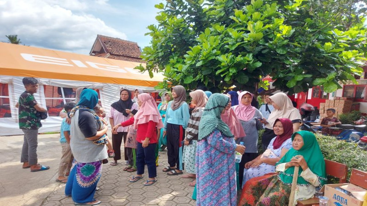 Ilustrasi - Korban gempa bumi bermagnitudo 5,6 di Kabupaten Cianjur, Jawa Barat, saling berinteraksi di salah satu tenda pengungsian yang difasilitasi pemerintah di Kecamatan Cugenang, Kamis (1/12/2022). (ANTARA/Andi Firdaus).