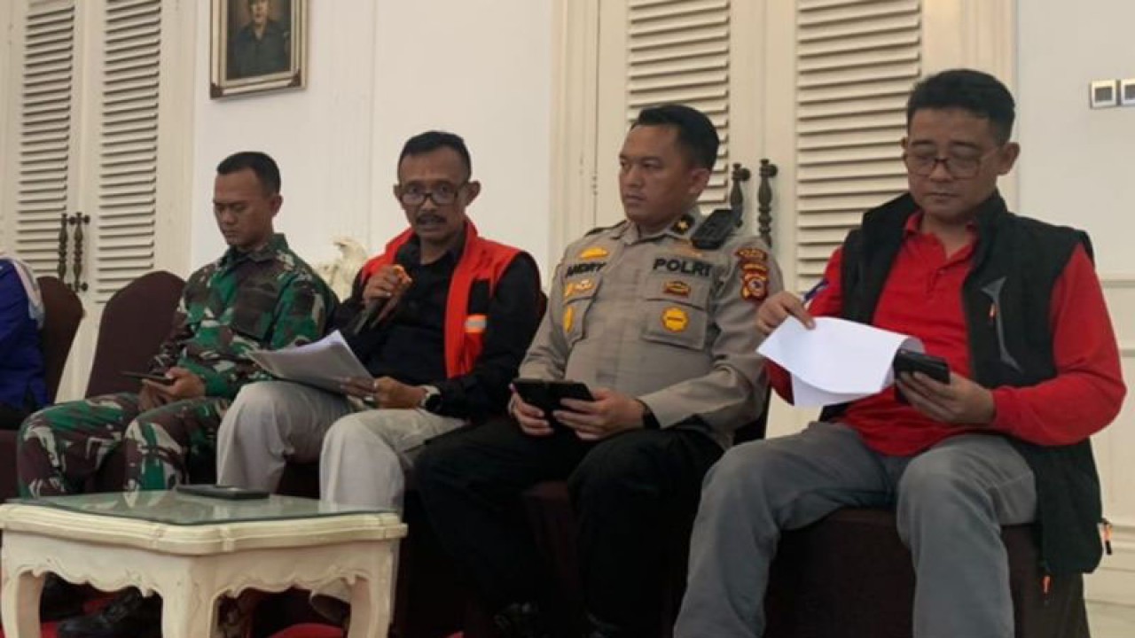 Asisten Daerah II Cianjur, Jawa Barat, Arief Purnawan (berkacamata, rompi merah) saat memberikan keterangan pers hari ke-17 pasca gempa 5.6 magnitudo yang mengguncang Kabupaten Cianjur, Jabar, Rabu (7/12/2022). (FOTO ANTARA/Ahmad Fikri).